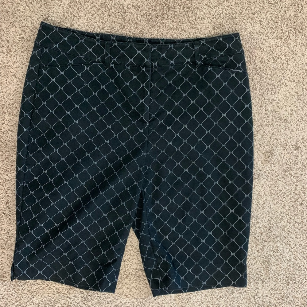 White House Black Market black with silver Bermudas az 8